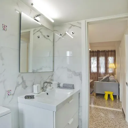 Athina 2br Apt, Fully Equipped, Kitchen, Ac, Wifi